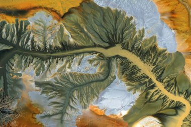 İHA ile sürahi gölündeki bakır madenciliği kalıntılarının hava görüntüsü