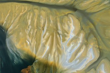 İHA ile sürahi gölündeki bakır madenciliği kalıntılarının hava görüntüsü