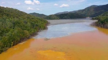  Sürahi gölündeki madencilik atık sularının rengarenk doğal şablonunun hızlı hava görüntüsü. Çevre kirliliği