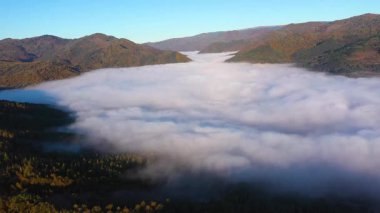  Sonbahar sabahının hava manzarası Vadideki sis ve bulutlar