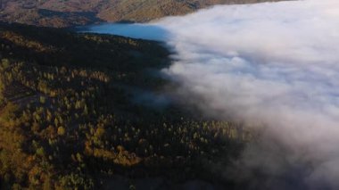  Sonbahar sabahının hava manzarası Vadideki sis ve bulutlar