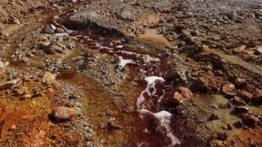  Asit madeni su drenajı akışı, zehirli maden suları çevreyi kirletiyor. Rosia Montana, Romanya