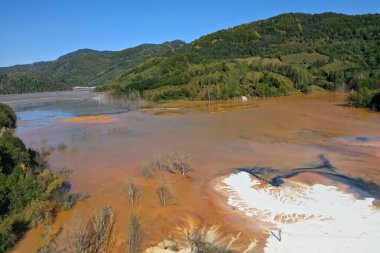 Büyük atık bir gölün havadan görünüşü, gölün kuyruğu. Madencilik suları bakır madeninden boşaldı. Valea Sesii, Romanya