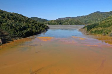 Gerçek üstü doğal altın siyanür desenlerinin hava görüntüsü dron ile sürahi göle akıyor.