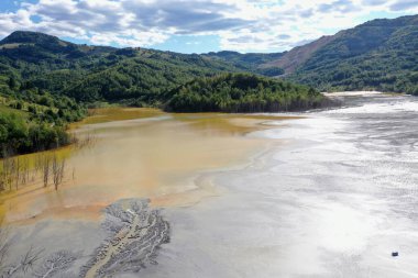 Gerçek üstü doğal altın siyanür desenlerinin hava görüntüsü dron ile sürahi göle akıyor.