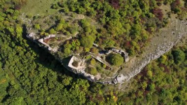Ortaçağ harabelerinin havadan görünüşü, insansız hava aracıyla uçurumun üzerindeki kale.