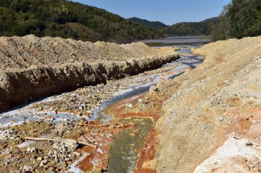 Asit madeni su drenajı akışı, zehirli maden suları çevreyi kirletiyor. Rosia Montana, Romanya