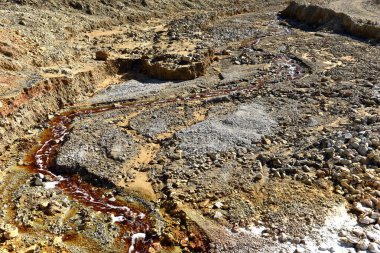 Asit madeni su drenajı akışı, zehirli maden suları çevreyi kirletiyor. Rosia Montana, Romanya