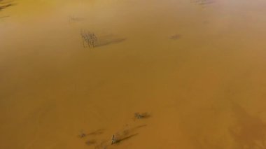  Sürahi gölü üzerinde uçmak, bakır madeninden zehirli atık drenaj suları 