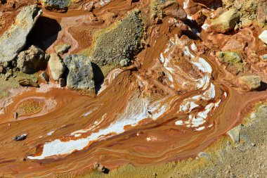 Soyut kristaller ve mineraller altın madeni atık sularından dökülüyor. 