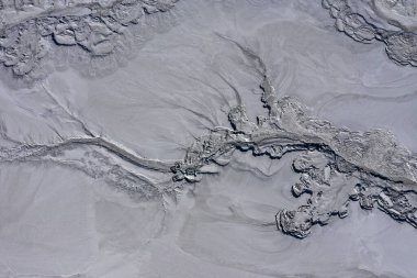 İnsansız hava aracı tarafından soyut çamur çatlakları ve desenler