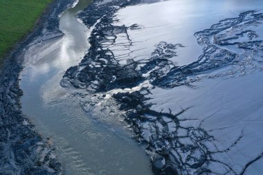 İnsansız hava aracı tarafından soyut çamur çatlakları ve desenler