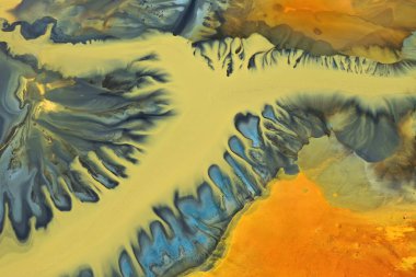 Renkli siyanür kalıntılarının havadan görünüşü altın madeninden kalan suları gösteriyor. İnsansız hava aracıyla soyut doğa kalıbı