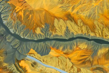 Renkli siyanür kalıntılarının havadan görünüşü altın madeninden kalan suları gösteriyor. İnsansız hava aracıyla soyut doğa kalıbı