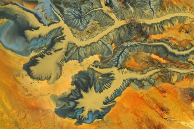 Renkli siyanür kalıntılarının havadan görünüşü altın madeninden kalan suları gösteriyor. İnsansız hava aracıyla soyut doğa kalıbı