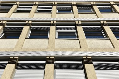 Pencereli modern binanın ön cephesi