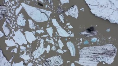  Atlantik Okyanusu meridyeninin tiraj akımını tersine çevirmesi sonucu eriyen buzulların ve yüzen buzdağlarının havadan yavaş çekim görüntüsü