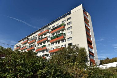 Beton binanın tipik ön cephesi. Sovyet blokları.