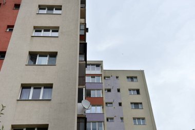 Beton binanın tipik ön cephesi. Sovyet blokları.