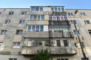 Komünist dönemde inşa edilmiş Sovyet apartmanları, beton apartmanlar.
