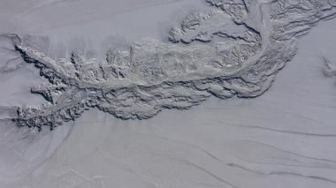 Madencilik gölündeki soyut çamur kalıbının havadan görünüşü