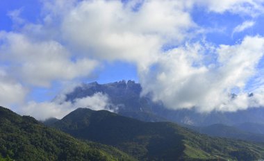 Mount Kinabalu bulut oluşumu ile mavi gökyüzü sırasında 