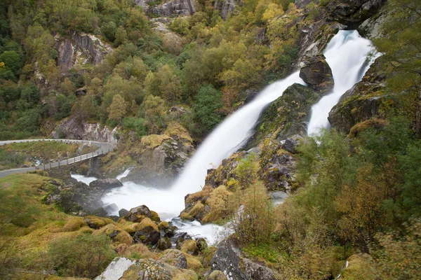 Виконайте Каскадне Kleivafossen Шляху Льодовика Briksdalsbreen Jostedalsbreen Національний Парк Согне — стокове фото