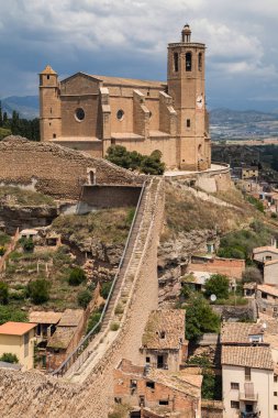 Santa Maria Kilisesi ve duvarlar aydın, Katalonya