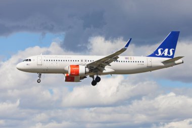 Barcelona, İspanya - 11 Mart 2018: Sas Airbus A320 El Prat Havaalanı Barcelona, İspanya için yaklaşıyor