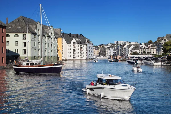 Łodzie Przekraczania Kanału Marina Alesund Norwegia — Zdjęcie stockowe