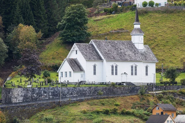 Суннилвенская Церковь Хеллесю Море Ромсдал Норвегия — стоковое фото