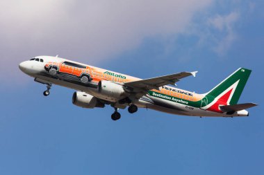 Barcelona, İspanya - 15 Ağustos 2018: Alitalia Airbus A320 Barcelona, İspanya El Prat Havaalanı'ndan kalktıktan Jeep Renegade promosyon üniforma ile