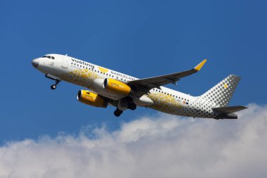 Barcelona, İspanya - 15 Ağustos 2018: Vueling Airbus A320 Barcelona, İspanya El Prat Havaalanı'ndan kalktıktan Vueling seviyor Barcelona özel üniforma ile