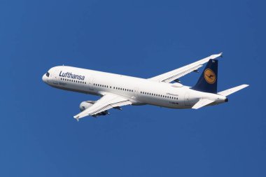 Barcelona, İspanya - 20 Ağustos 2018: Barcelona, İspanya El Prat Havaalanı'ndan kalktıktan sonra Lufthansa Airbus A321-100 bankacılık sol