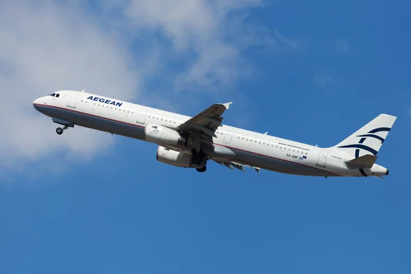 Barcelona, İspanya - 15 Ağustos 2018: Ege Hava Yolları'nın Airbus A321 Barcelona, İspanya El Prat Havaalanı'ndan kalktıktan