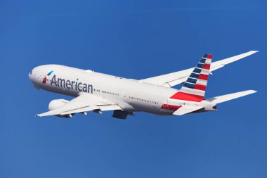 Barcelona, İspanya - 21 Ağustos 2018: Barcelona, İspanya El Prat Havaalanı'ndan kalktıktan sonra American Airlines Boeing 777-200er bankacılık sol