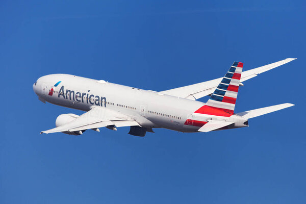 Барселона, Испания - 21 августа 2018 года: American Airlines Boeing 777-200ER bank left after taking off from El Prat Airport in Barcelona, Spain
