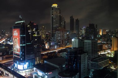 Bangkok, Tayland - 26 Ağustos 2018: Sathorn Mahallesi Bangkok, Tayland, Thailand, gece görünümü