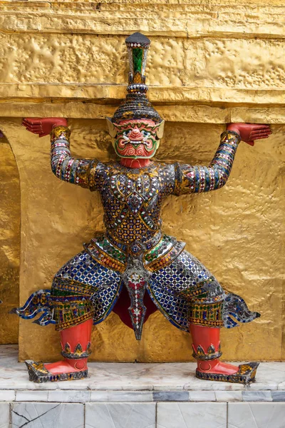 Yaksha stödja en gyllene Chedi på Wat Phra Kaew — Stockfoto