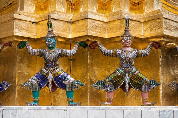 Yaksha démoni na zlatými Chedi na Wat Phra Kaew — Stock fotografie