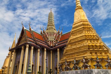 Kraliyet Pantheon ve Wat Phra Kaew, Bangkok, Tayland, Thailand, iki altın Chedis