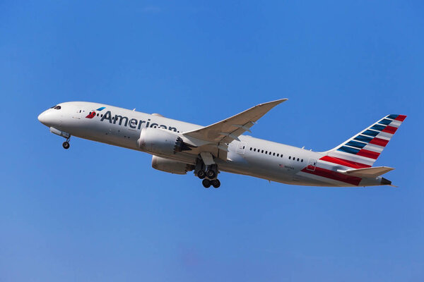Барселона, Испания - 16 сентября 2018 года: American Airlines Boeing 787-8 Dreamliner взлетает из аэропорта Эль-Прат в Барселоне, Испания
.