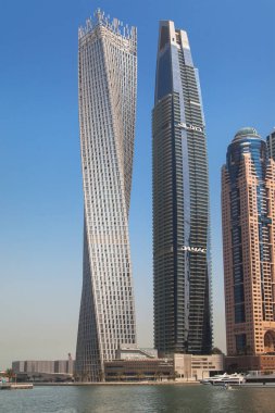 Dubai, Birleşik Arap Emirlikleri - 8 Eylül 2018: Cayan Kulesi ve Damac Residenze üzerinde 8 Eylül 2018 Dubai Marina, Dubai, Birleşik Arap Emirlikleri