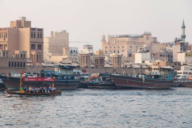 Dubai, Birleşik Arap Emirlikleri - 8 Eylül 2018: Abras ve Dhows içinde Dubai Creek, Deira, Dubai, Birleşik Arap Emirlikleri