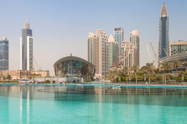 Dubai Opera ve Uluslararası Dubai Kongre ve Sergi Sarayı Gölü