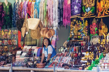 Damnoen Saduak, Tayland - 29 Ağustos 2018: Hediye eşya dükkânı Damnoen Saduak yüzen Pazar, Ratchaburi, Tayland
