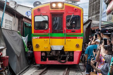 Maeklong, Tayland - 29 Ağustos 2018: tren aşağı şemsiye çekin Pazar 29 Ağustos 2018 Maeklong, Samut Songkhram, Tayland geçiş