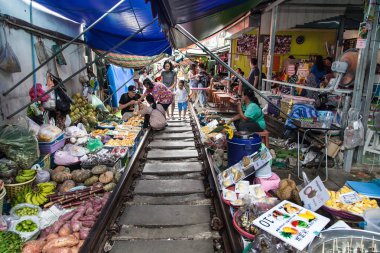 Maeklong, Tayland - 29 Ağustos 2018: Tren yolu Maeklong, Tayland için piyasada. Şu market aracılığıyla geçen bir tren ile Bangkok çevresinde en popüler turistik biridir