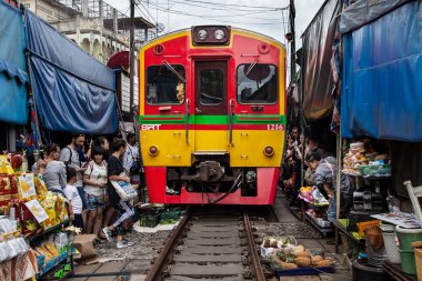 Geçen tren demiryolu Pazar Maeklong ile