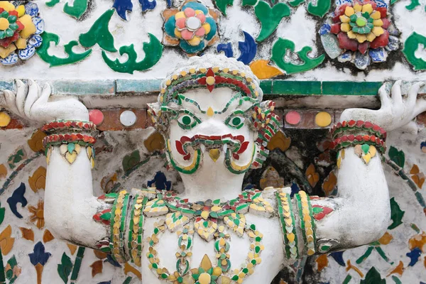 Μυθολογικά κροκοδείλου άγαλμα στο Wat Arun — Φωτογραφία Αρχείου
